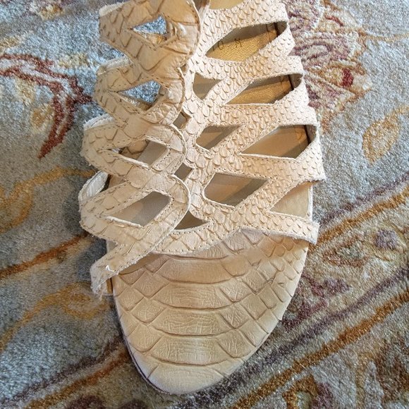 Stuart Weitzman - Picture 4 of 4